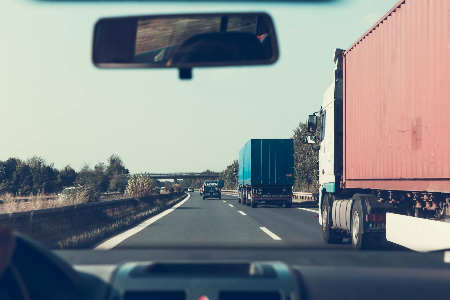 Container auf LKW-Sattelauflieger