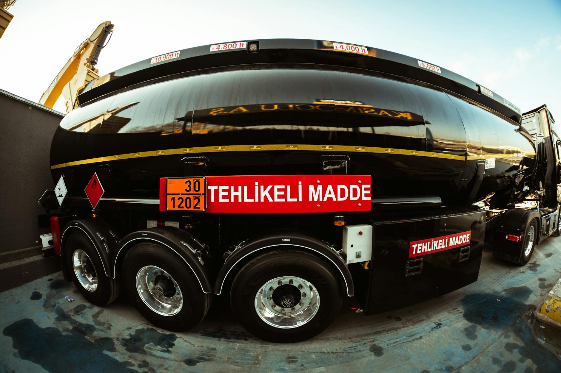 LKW mit Gefahrgut-Kennzeichnung